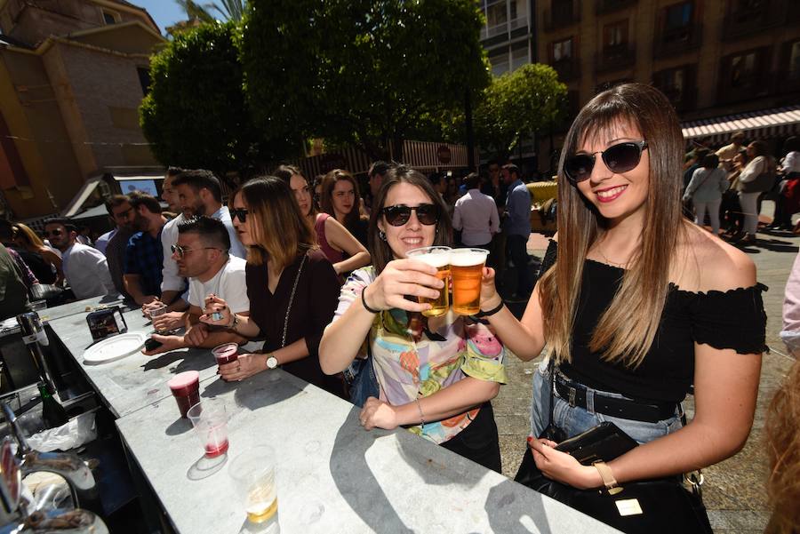 Los murcianos aprovechan el buen tiempo para abarrotar las plazas y las calles principales de la capital de la Región en las horas previas al desfile