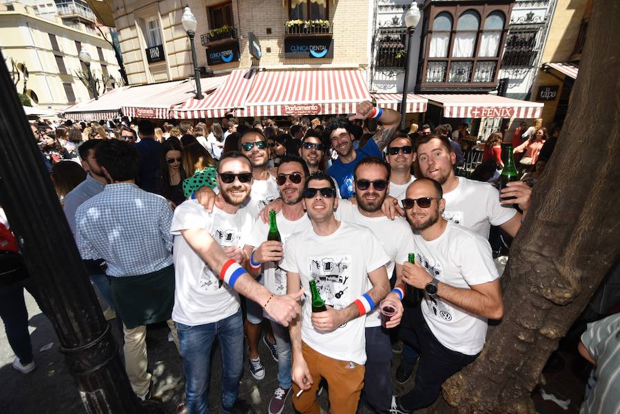 Los murcianos aprovechan el buen tiempo para abarrotar las plazas y las calles principales de la capital de la Región en las horas previas al desfile