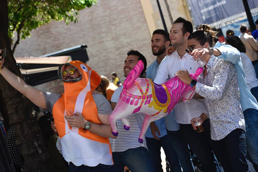 Los murcianos aprovechan el buen tiempo para abarrotar las plazas y las calles principales de la capital de la Región en las horas previas al desfile