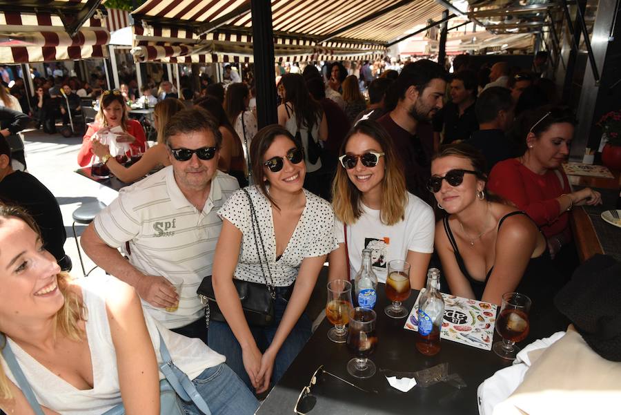 Los murcianos aprovechan el buen tiempo para abarrotar las plazas y las calles principales de la capital de la Región en las horas previas al desfile