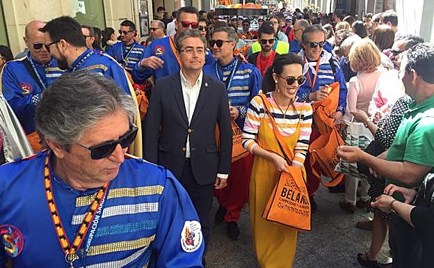 Sandra Díaz, doña Sardina 2019, durante el recorrido del 'Entierro de día'.