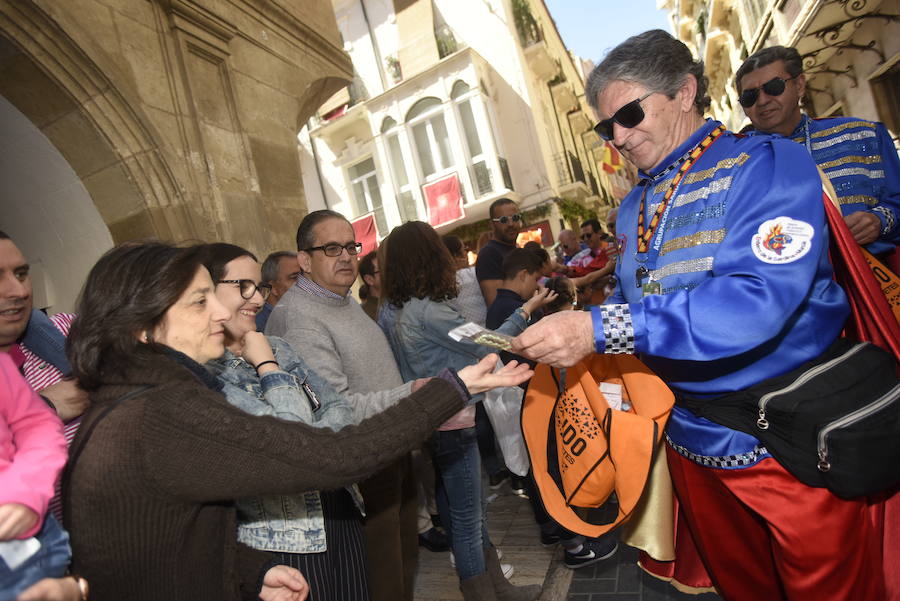 El tradicional pasacalles 'despierta' a la ciudad y los bares y locales sacan sus barras al exterior en un multitudinario aperitivo
