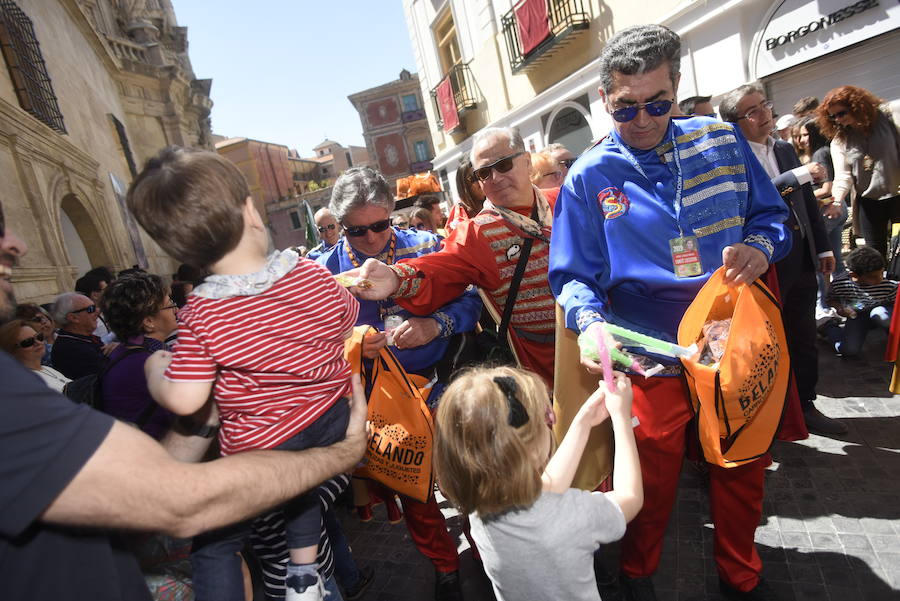 El tradicional pasacalles 'despierta' a la ciudad y los bares y locales sacan sus barras al exterior en un multitudinario aperitivo