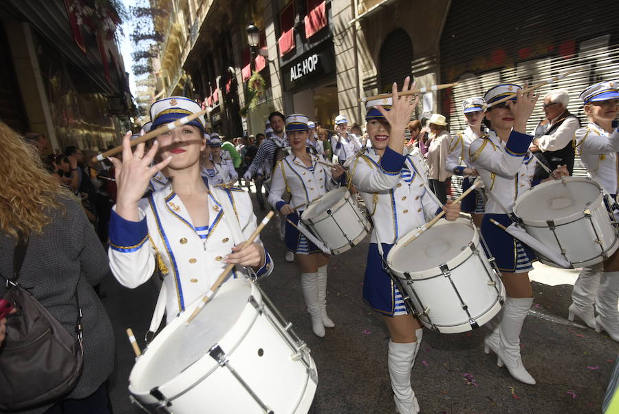 El tradicional pasacalles 'despierta' a la ciudad y los bares y locales sacan sus barras al exterior en un multitudinario aperitivo