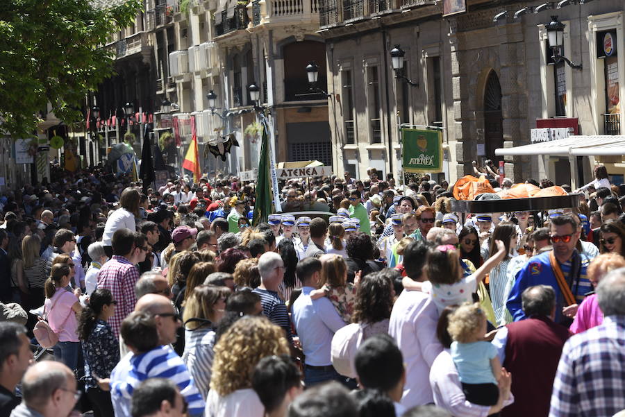 El tradicional pasacalles 'despierta' a la ciudad y los bares y locales sacan sus barras al exterior en un multitudinario aperitivo