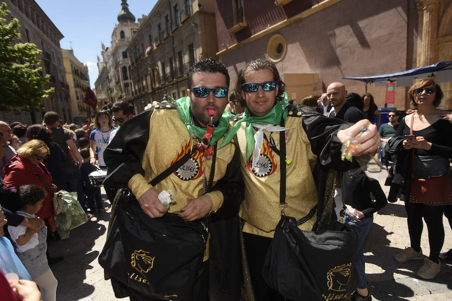 El tradicional pasacalles 'despierta' a la ciudad y los bares y locales sacan sus barras al exterior en un multitudinario aperitivo
