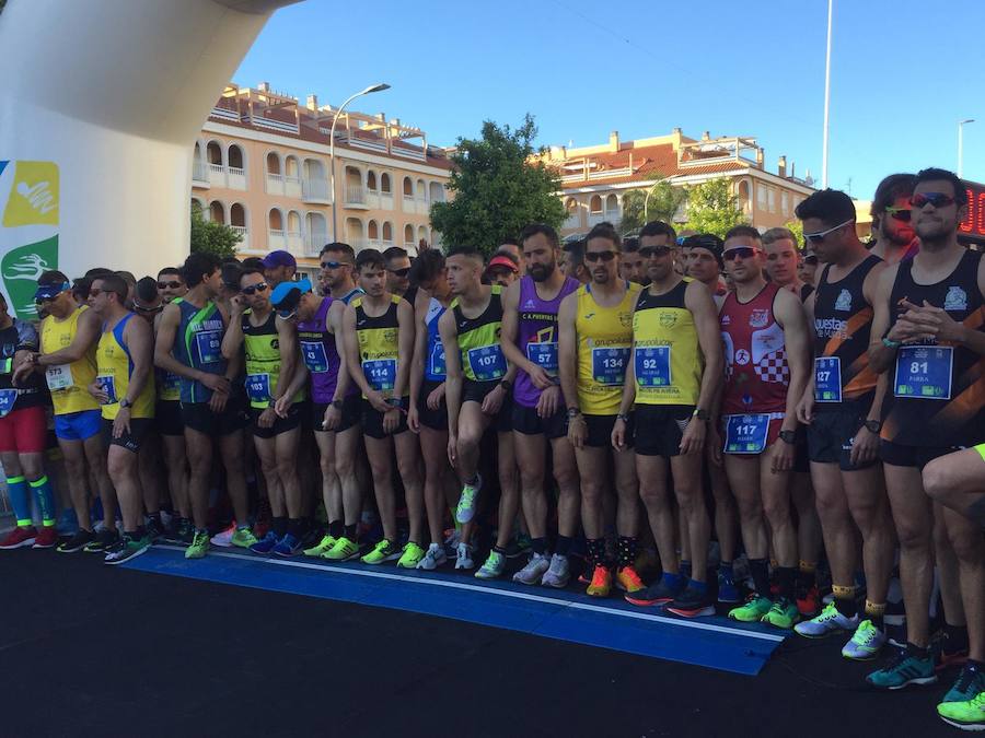 El ganador masculino gana la prueba con un tiempo de 31:29 minutos, por los 39:21 de la vencedora femenina