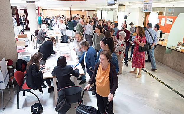 Colas para votar en un un centro electoral de Murcia. 