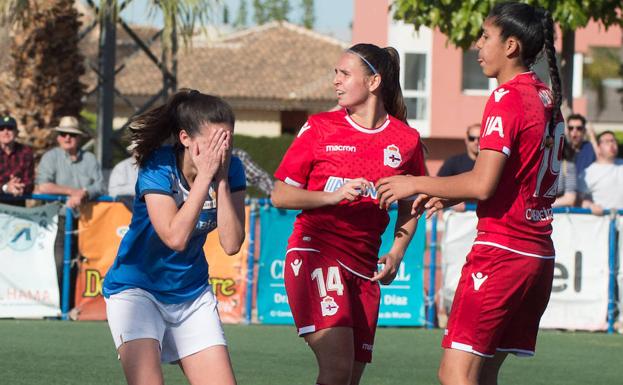 Una jugadora del Alhama Féminas se lamenta tras una ocasión fallada.