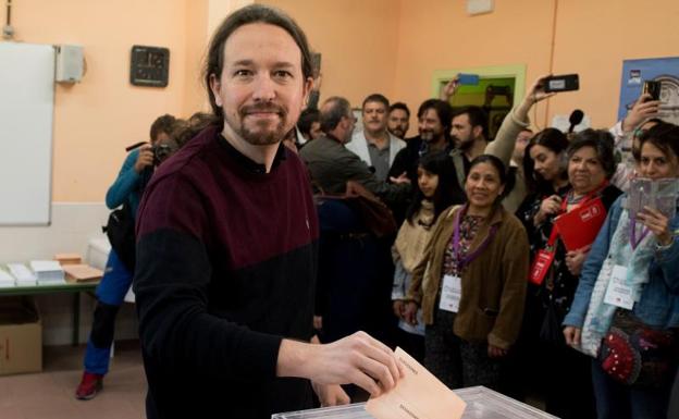 El candidato de Unidas Podemos vota en un colegio en Galapagar.