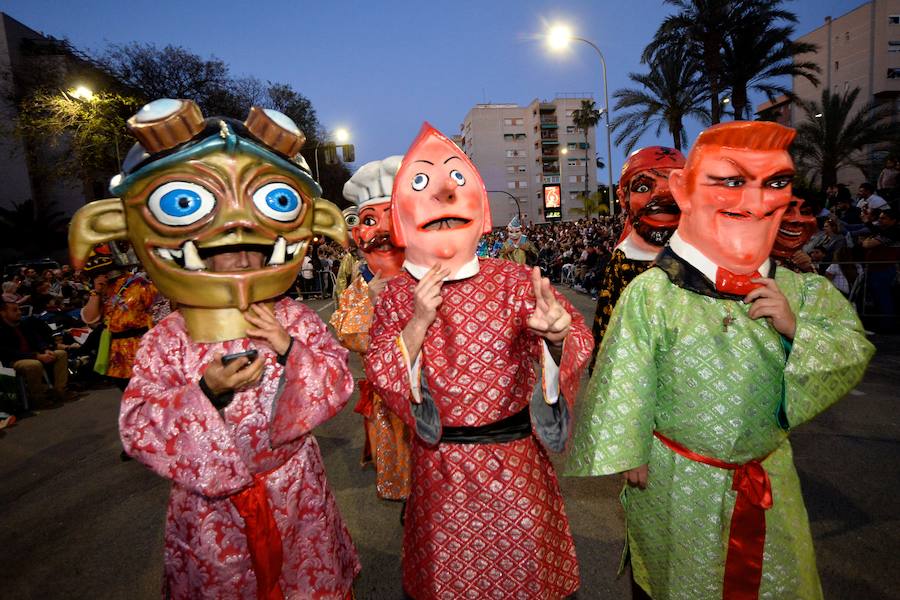 Más de 4.000 personas desfilaron en un cortejo mágico con el reparto de dos millones de juguetes
