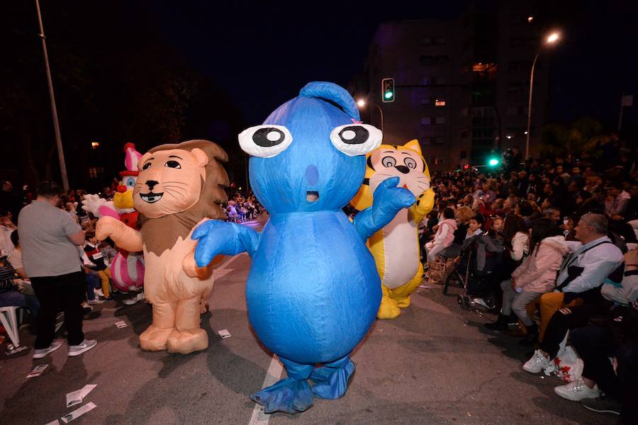 Más de 4.000 personas desfilaron en un cortejo mágico con el reparto de dos millones de juguetes