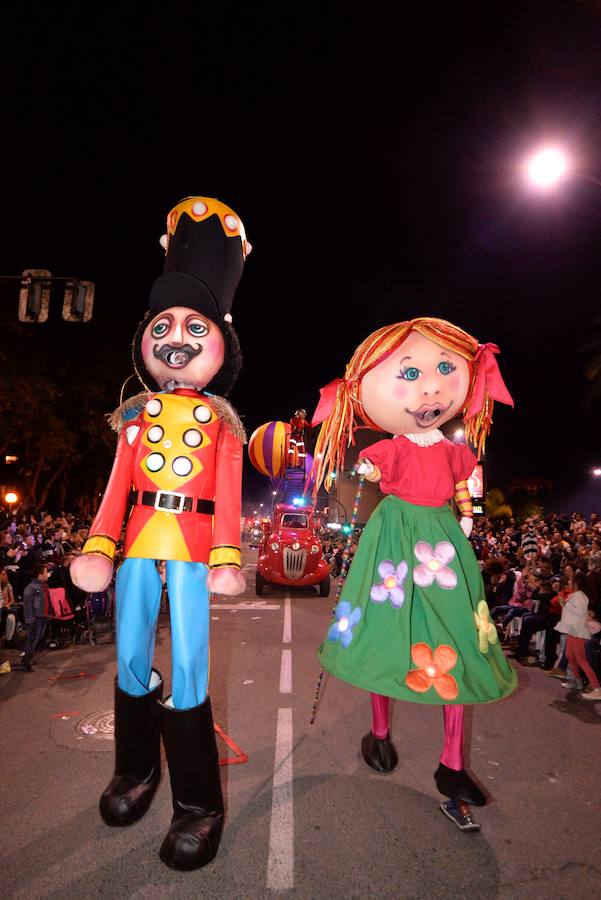 Más de 4.000 personas desfilaron en un cortejo mágico con el reparto de dos millones de juguetes