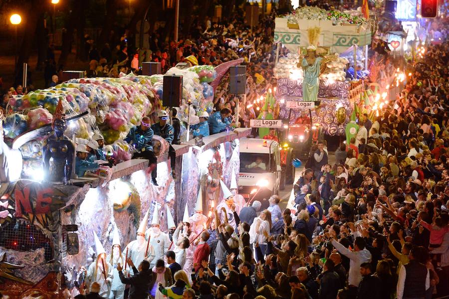 Más de 4.000 personas desfilaron en un cortejo mágico con el reparto de dos millones de juguetes