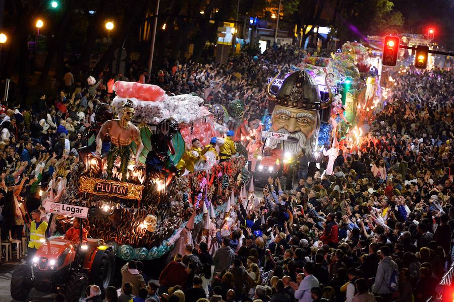 Más de 4.000 personas desfilaron en un cortejo mágico con el reparto de dos millones de juguetes