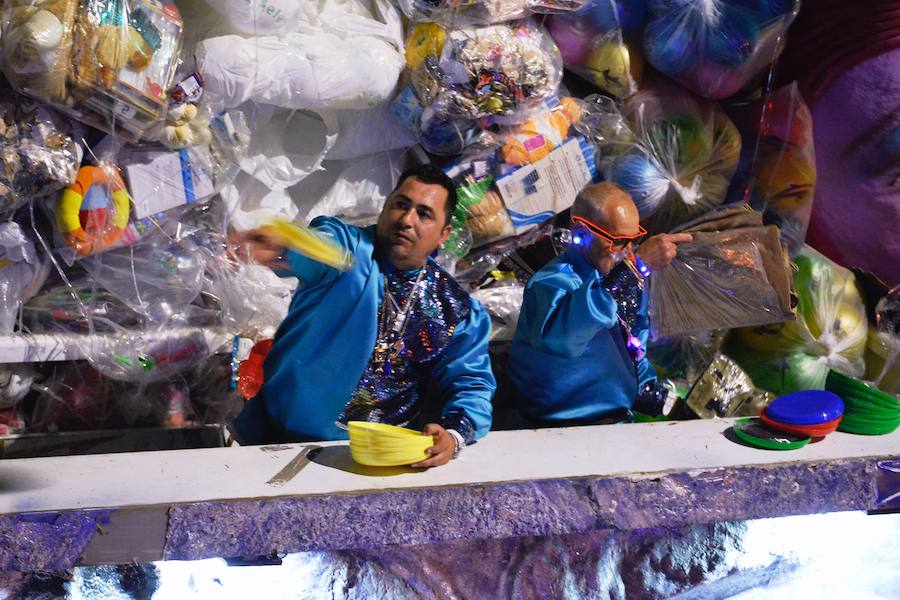 Más de 4.000 personas desfilaron en un cortejo mágico con el reparto de dos millones de juguetes
