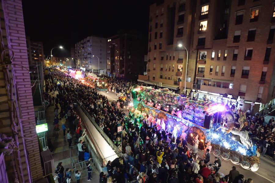 Más de 4.000 personas desfilaron en un cortejo mágico con el reparto de dos millones de juguetes