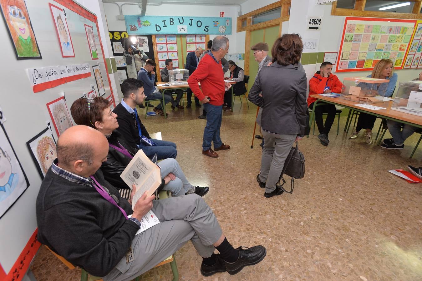 El presidente de la Región de Murcia, Fernando López Miras, ejerce su derecho a voto en Lorca junto al resto de vecinos.