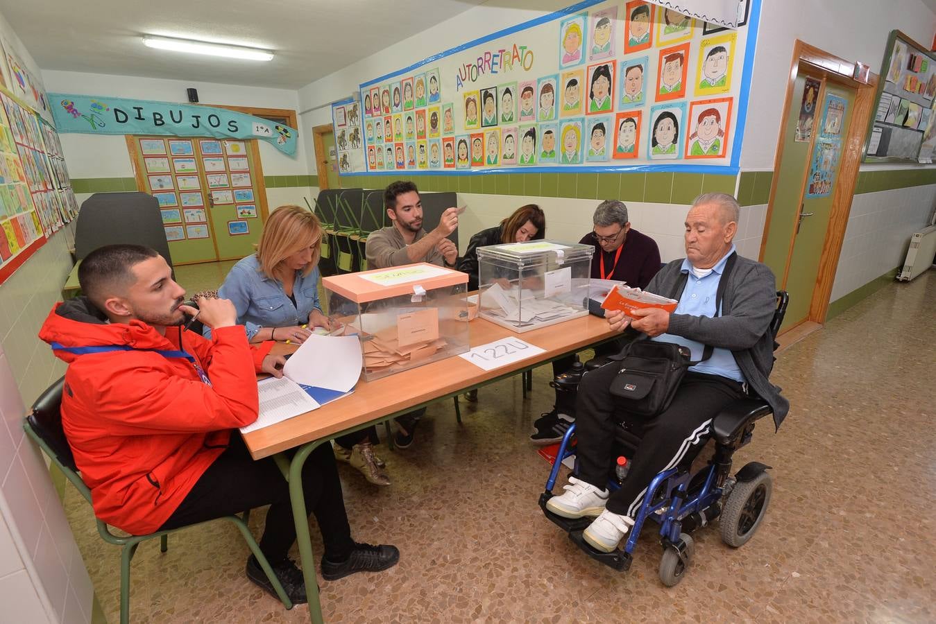 El presidente de la Región de Murcia, Fernando López Miras, ejerce su derecho a voto en Lorca junto al resto de vecinos.