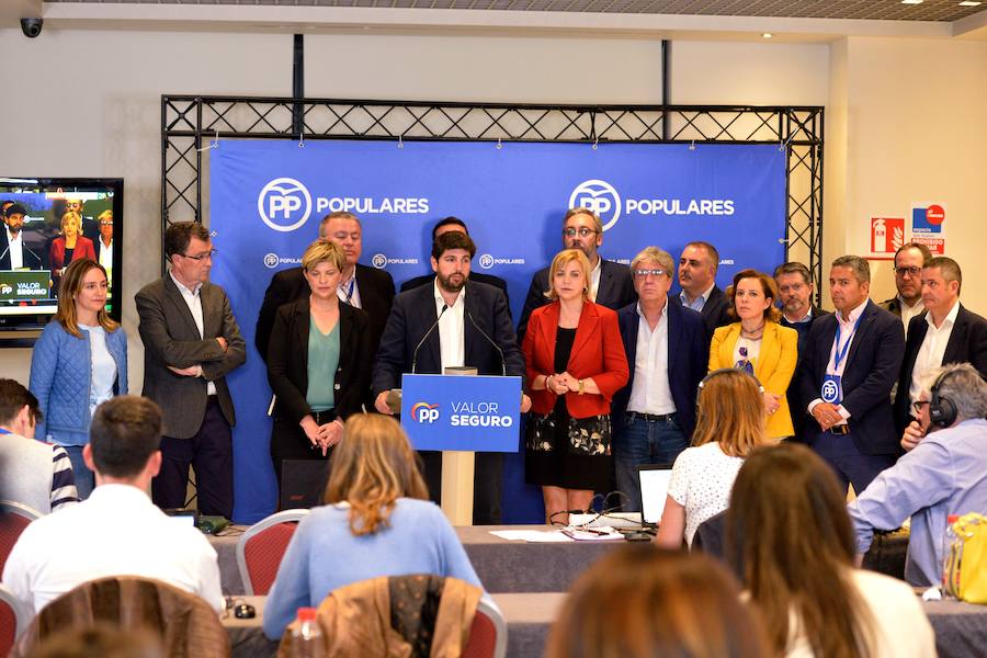 Caras serias en la sede del Partido Popular en la Región tras conocer los resultados electorales en el hotel Siete Coronas