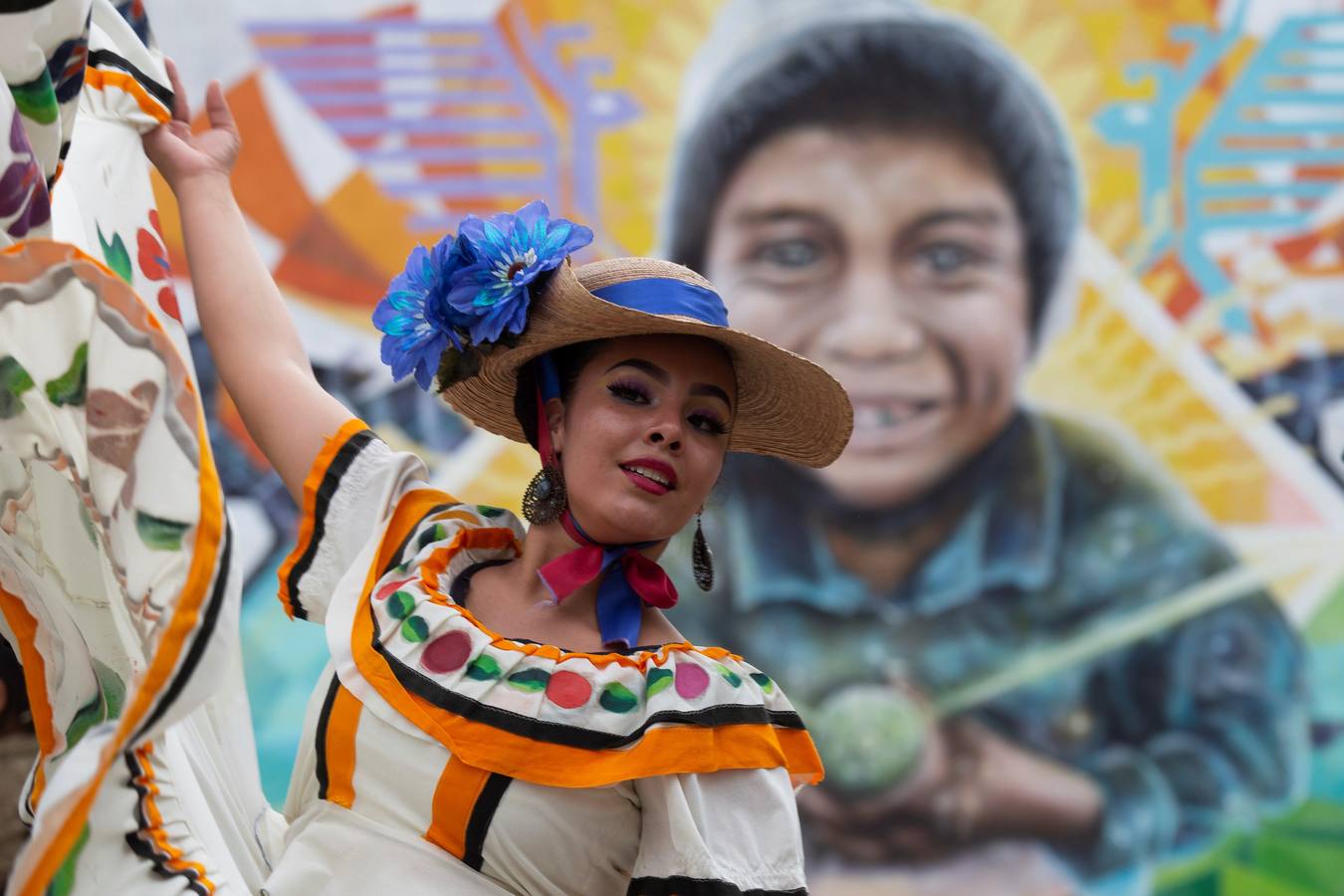 Cientos de personas participan en el desfile masivo 'Baile Usted', para conmemorar el Día Internacional de la Danza, en Guadalajara (México).