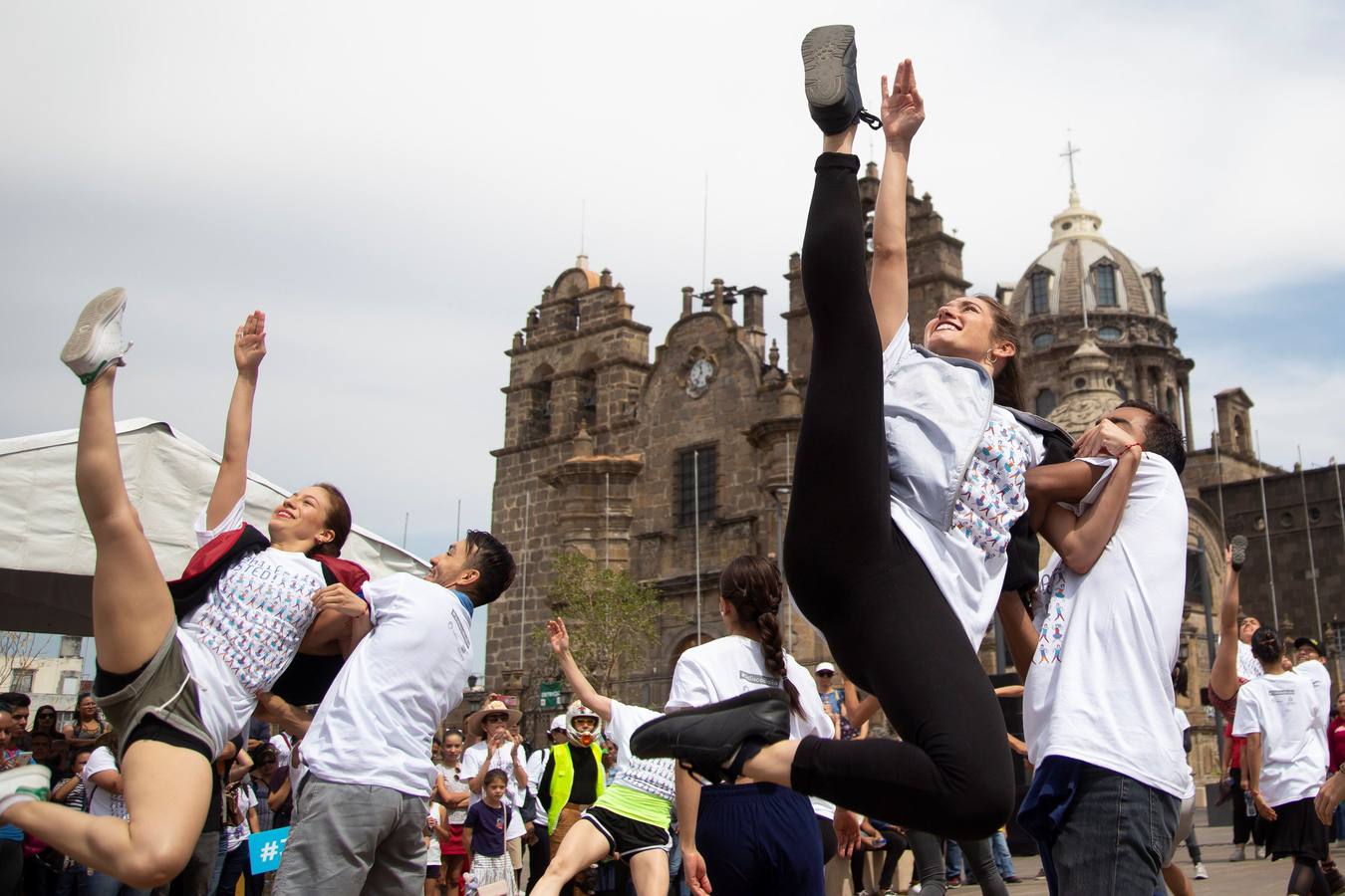 Cientos de personas participan en el desfile masivo 'Baile Usted', para conmemorar el Día Internacional de la Danza, en Guadalajara (México).