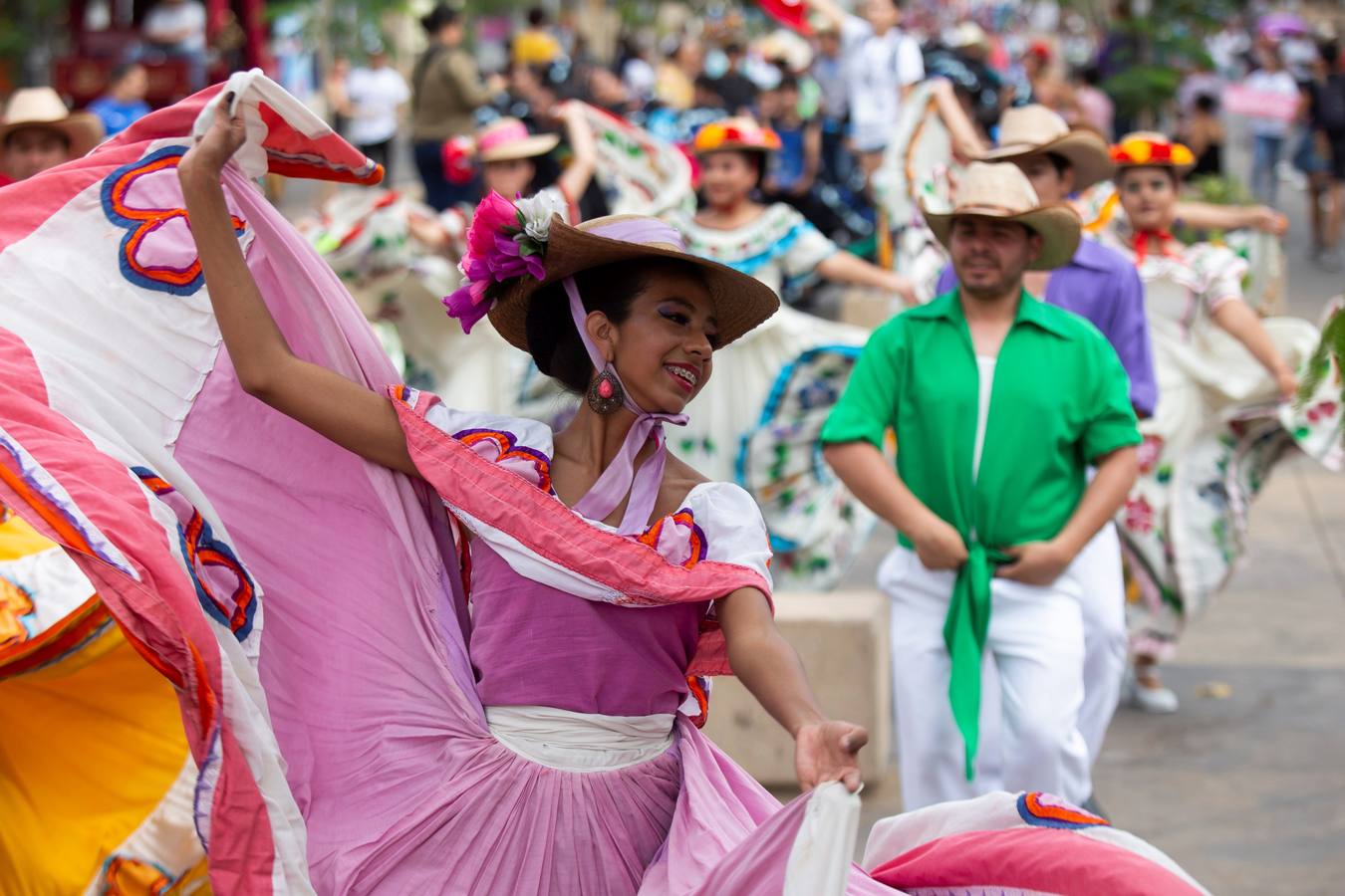 Cientos de personas participan en el desfile masivo 'Baile Usted', para conmemorar el Día Internacional de la Danza, en Guadalajara (México).