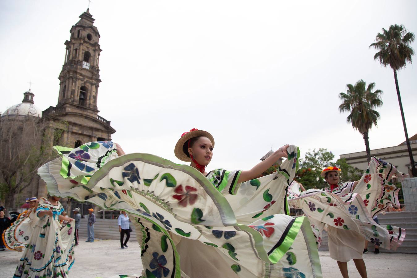 Cientos de personas participan en el desfile masivo 'Baile Usted', para conmemorar el Día Internacional de la Danza, en Guadalajara (México).