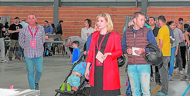 La alcaldesa y secretaria general del PSOE, Esther Clavero, guarda cola para votar el domingo. 