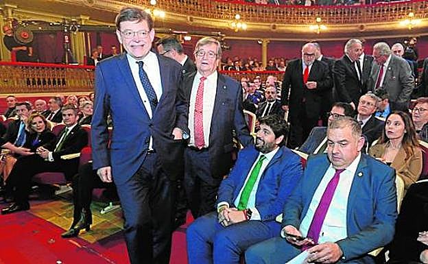 Ximo Puig, con José Antonio Andújar, López Miras y Lucas Jiménez, en la gala del 40 aniversario del Trasvase en Murcia. 