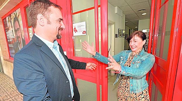 La diputada electa Marisol Sánchez y el candidato a alcalde se saludan en la puerta del PSOE. 