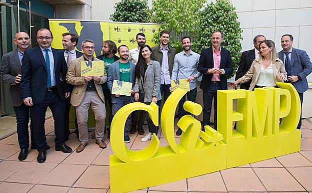 El consejero Javier Celdrán con los premiados.