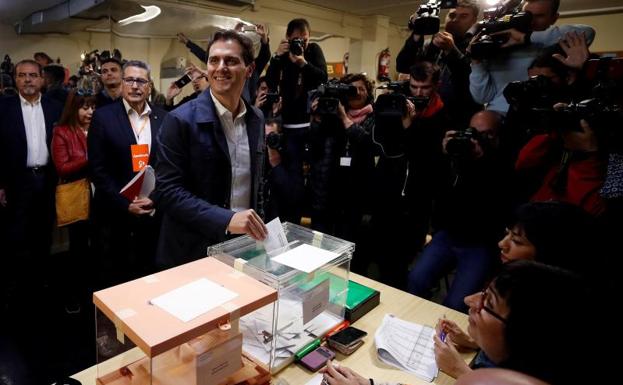 El líder de Ciudadanos, Albert Rivera, ejerce su derecho al voto este domingo.