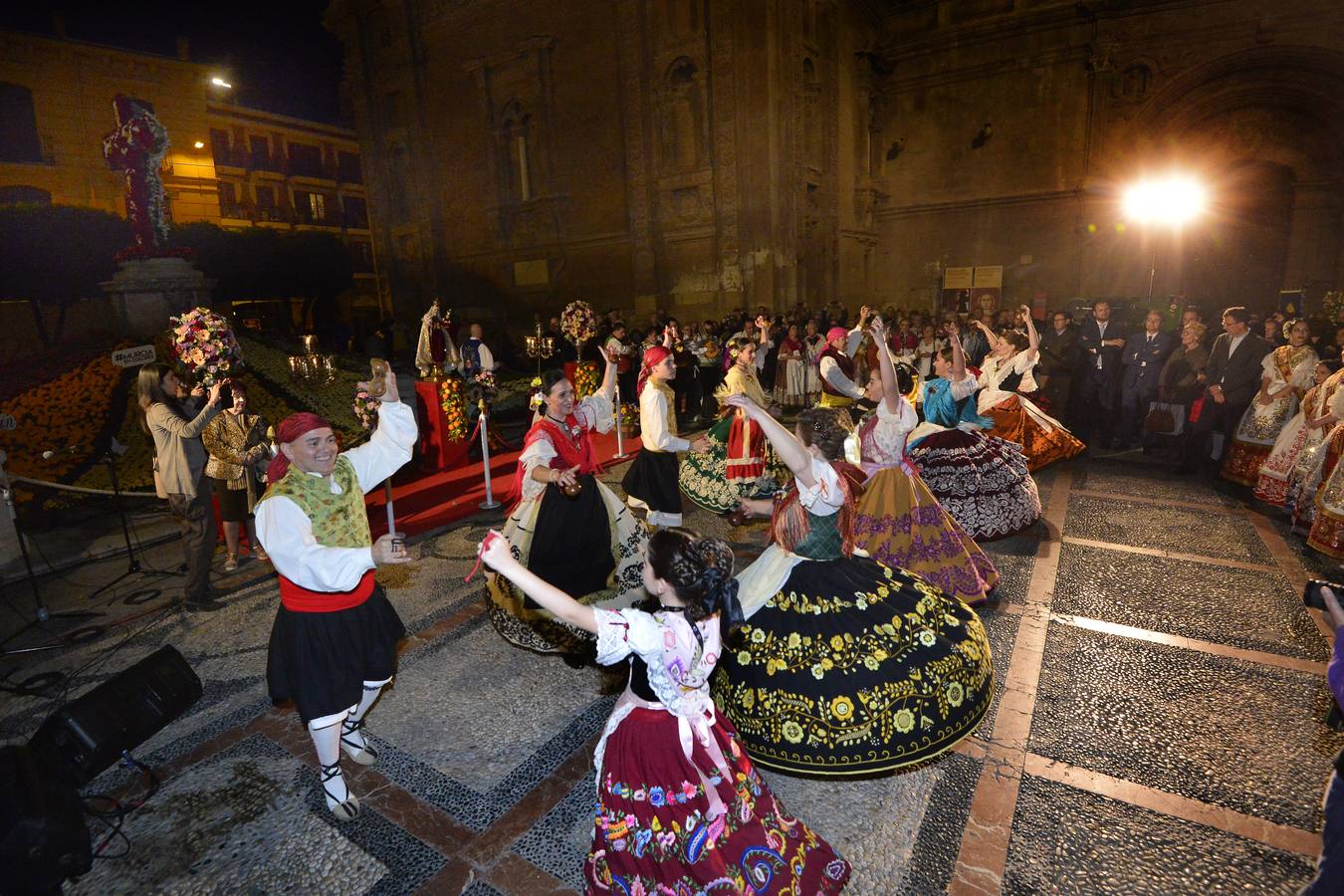 Una veintena de grupos de coros y danzas de las peñas huertanas y campanas de auroros participaron en el canto de los mayos en plazas e iglesias de la ciudad y pedanías. 