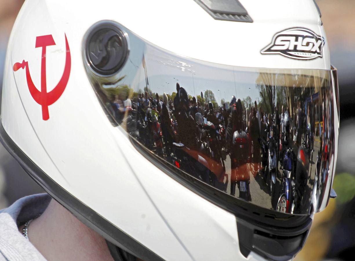 Más de 4.000 moteros participan en un desfile celebrado en Riga, Letonia, con motivo de la apertura de la temporada de motociclismo.