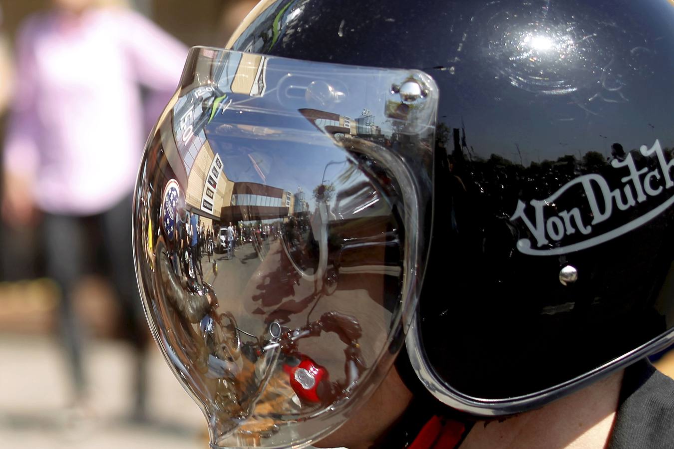 Más de 4.000 moteros participan en un desfile celebrado en Riga, Letonia, con motivo de la apertura de la temporada de motociclismo.