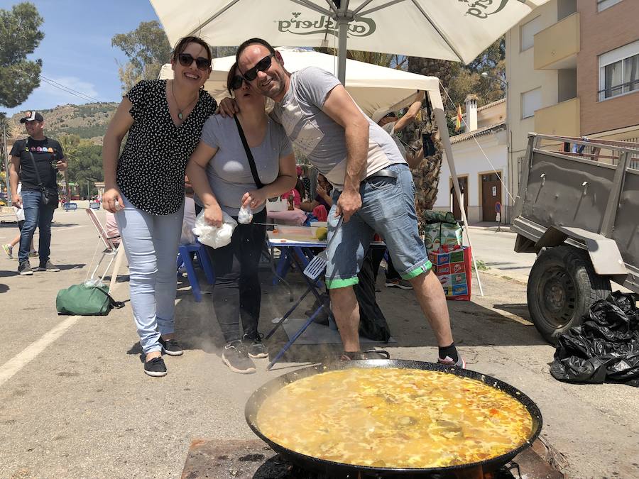 El jurado premia en primer lugar el arroz cocinado por Victoria Andreo, seguido por el de Los Matachines y Ramón Gambín