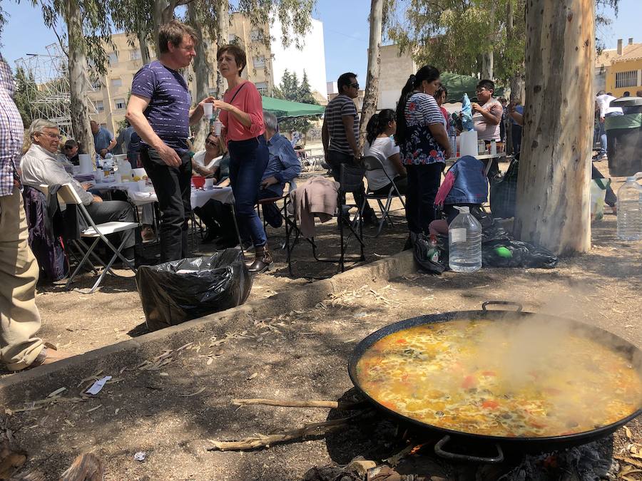 El jurado premia en primer lugar el arroz cocinado por Victoria Andreo, seguido por el de Los Matachines y Ramón Gambín