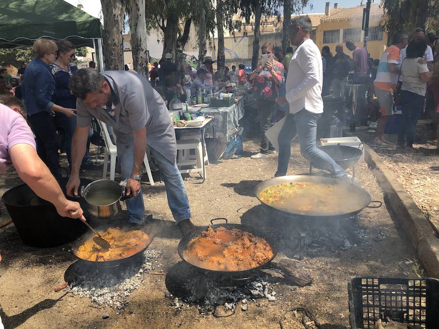 El jurado premia en primer lugar el arroz cocinado por Victoria Andreo, seguido por el de Los Matachines y Ramón Gambín