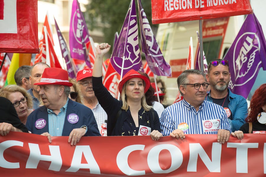 Las marchas del Primero de Mayo en Murcia y Cartagena piden al nuevo Gobierno que piense «primero en las personas» a la hora de elaborar sus políticas, al tiempo que exigen una aplicación efectiva del salario mínimo interprofesional