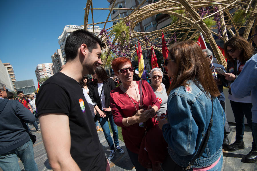 Las marchas del Primero de Mayo en Murcia y Cartagena piden al nuevo Gobierno que piense «primero en las personas» a la hora de elaborar sus políticas, al tiempo que exigen una aplicación efectiva del salario mínimo interprofesional