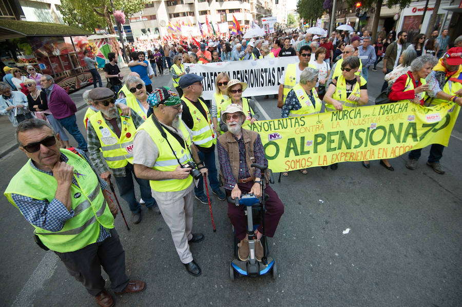 Las marchas del Primero de Mayo en Murcia y Cartagena piden al nuevo Gobierno que piense «primero en las personas» a la hora de elaborar sus políticas, al tiempo que exigen una aplicación efectiva del salario mínimo interprofesional