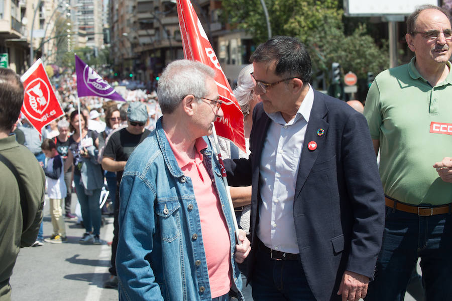 Las marchas del Primero de Mayo en Murcia y Cartagena piden al nuevo Gobierno que piense «primero en las personas» a la hora de elaborar sus políticas, al tiempo que exigen una aplicación efectiva del salario mínimo interprofesional