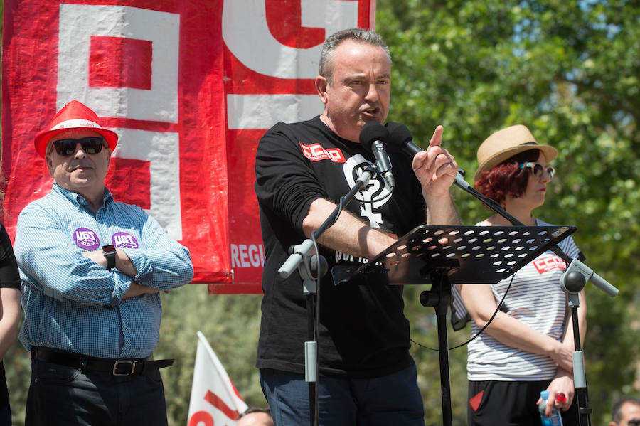 Las marchas del Primero de Mayo en Murcia y Cartagena piden al nuevo Gobierno que piense «primero en las personas» a la hora de elaborar sus políticas, al tiempo que exigen una aplicación efectiva del salario mínimo interprofesional