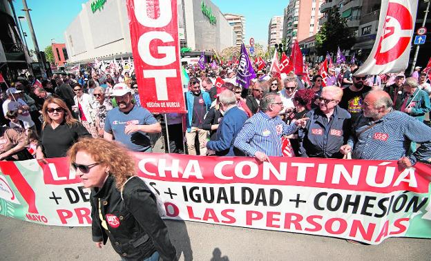 La manifestación del Primero de Mayo, ayer a su paso por la avenida de la Libertad de Murcia.