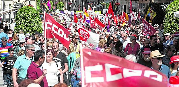 Participantes en la manifestación del Primero de Mayo, a su paso por la calle Puerta de Murcia, con banderas sindicales y pancartas reivindicativas.