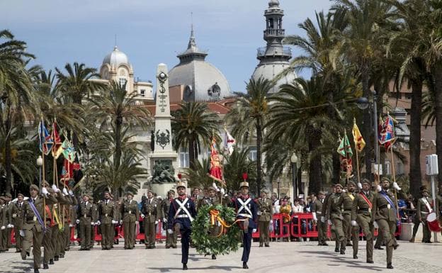 Imagen del homenaje a los héroes del alzamiento del 2 de mayo, este jueves, en Cartagena.