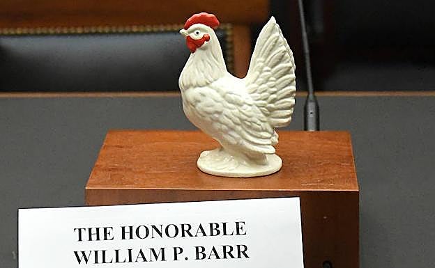 Una figura de una gallina en el lugar en que debería haber estado William Bar. 