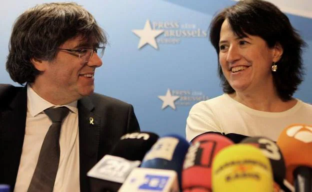 Carles Puigdemont (i), durante la rueda de prensa ofrecida junto a la presidenta de la ANC, Elisenda Paluzie. 