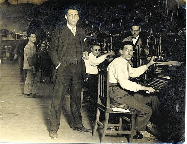 Chaves Nogales en la sala de linotipias de 'El Heraldo'.